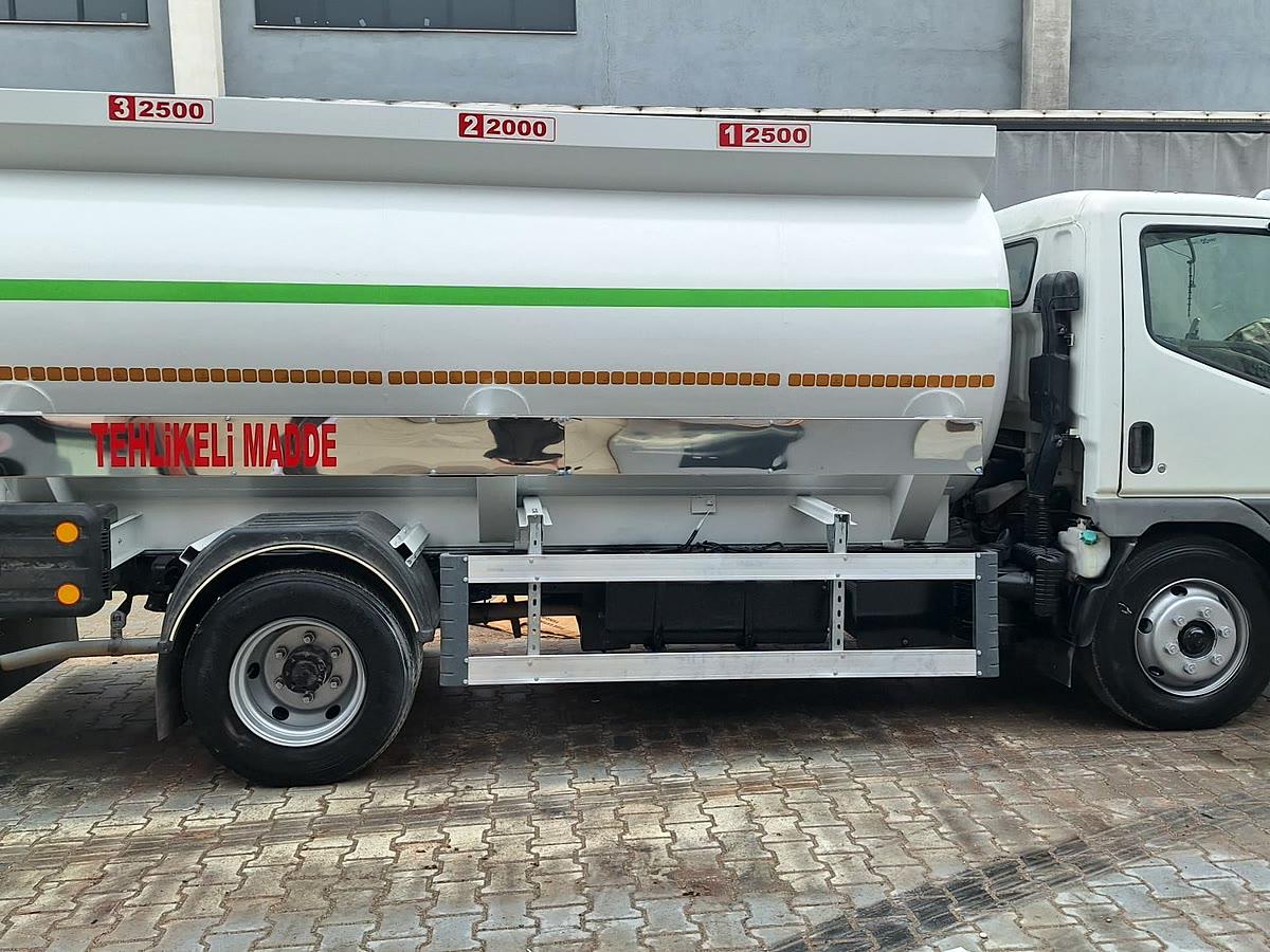 Kamyon üzerine monte edilmiş bölmeli akaryakıt tankeri, yandan görünüm